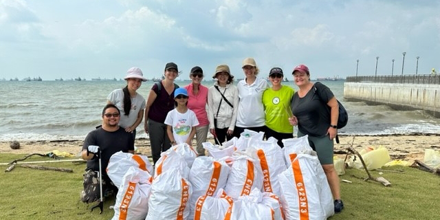 thumbnails HOLLAND VILLAGE COMMUNITY CLEAN UP WITH ONE PLANET SINGAPORE